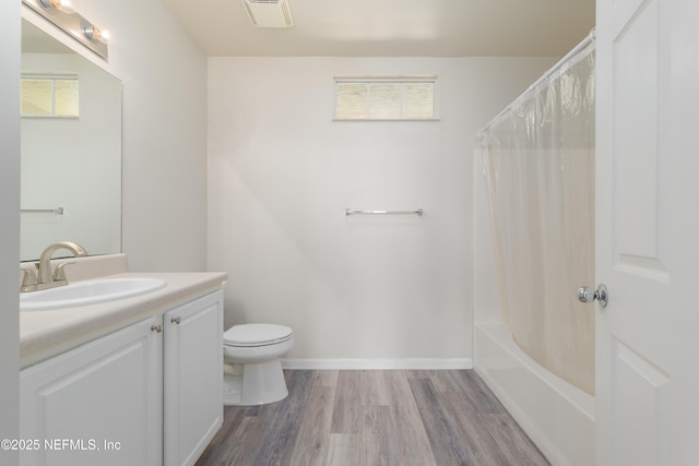 2005 Mariposa Vista Ln Unit 3-123, Saint Augustine, FL 32084 - full bath featuring visible vents, wood finished floors, vanity, toilet, and shower / tub combo with curtain
