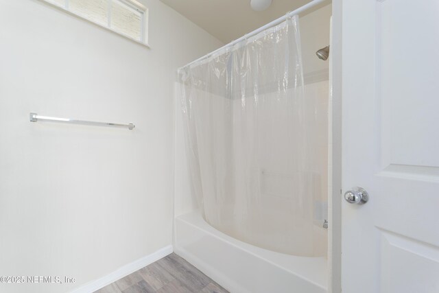 2005 Mariposa Vista Ln Unit 3-123, Saint Augustine, FL 32084 - full bath featuring baseboards, wood finished floors, and shower / tub combo