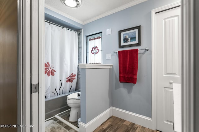 full bath featuring ornamental molding, wood finished floors, toilet, baseboards, and shower / bathtub combination with curtain