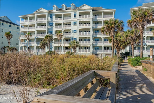 view of apartment building / complex