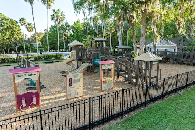 1105 Pine Mill Ln, Ponte Vedra Beach, FL 32082 - communal playground featuring fence