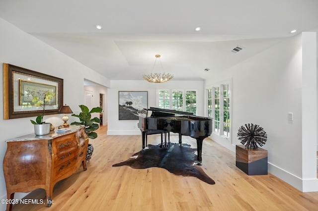 living area featuring visible vents, recessed lighting, baseboards, and light wood-type flooring