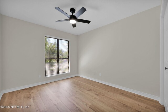 empty room featuring light wood-style floors, baseboards, and ceiling fan