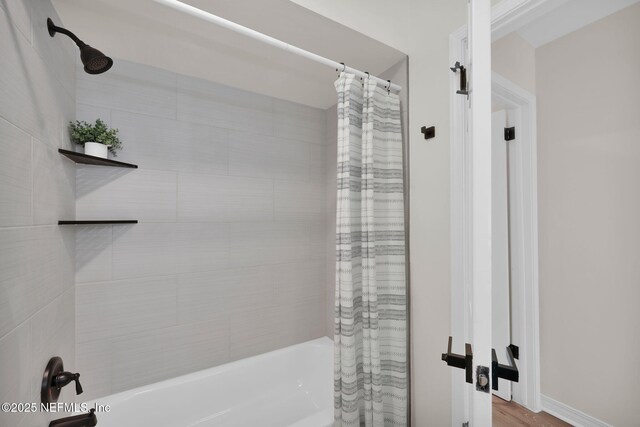 bathroom with shower / tub combo