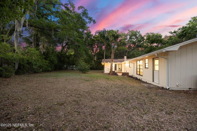 view of yard at dusk