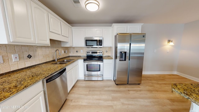 400 E Bay St Unit 1610-1611, Jacksonville, FL 32202 - kitchen with visible vents, a sink, light wood finished floors, dark stone countertops, and stainless steel appliances