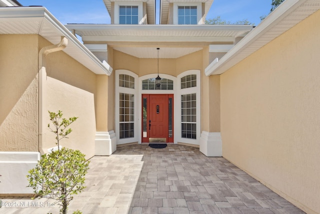 view of exterior entry with stucco siding
