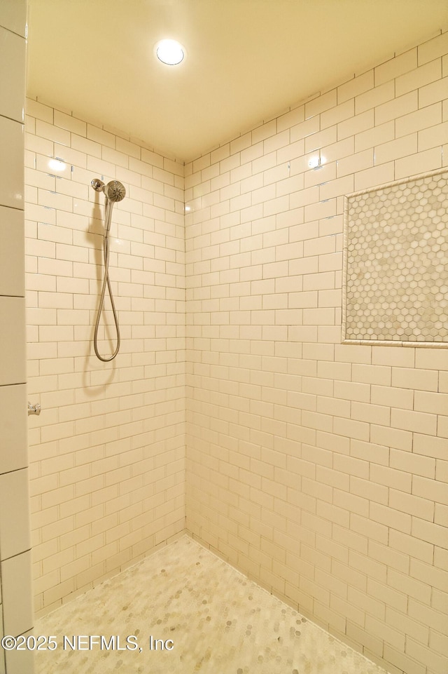 full bath featuring a tile shower and recessed lighting
