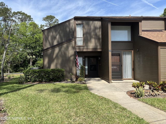 view of front facade with a front yard