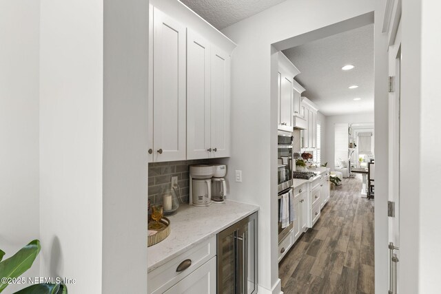 178 Edisto Pl, Saint Johns, FL 32259 - bar with beverage cooler, tasteful backsplash, gas cooktop, recessed lighting, and dark wood-type flooring