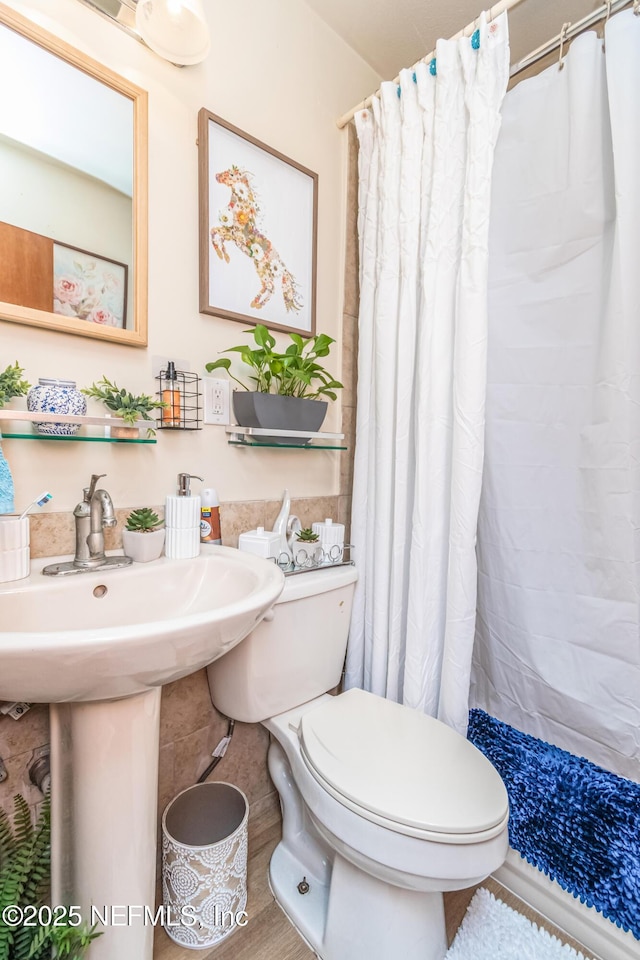 5545 Silverdale Ave, Jacksonville, FL 32209 - bathroom with toilet and a shower with shower curtain