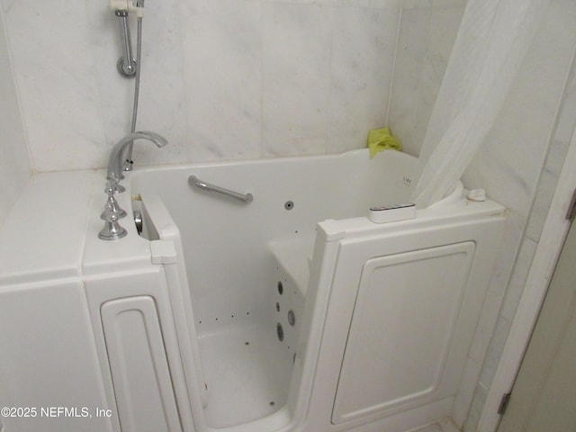 full bathroom featuring a bathtub