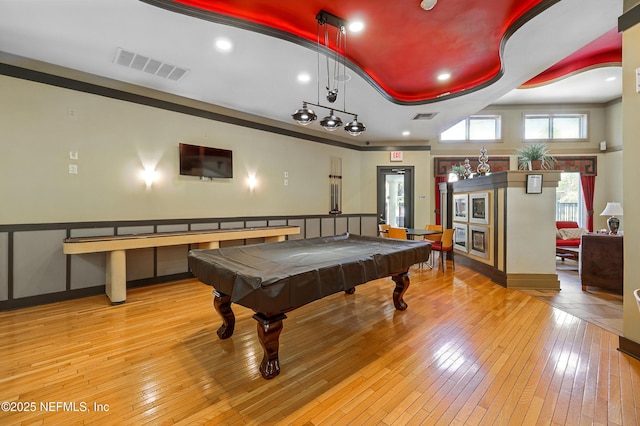 recreation room featuring visible vents, billiards, and hardwood / wood-style floors