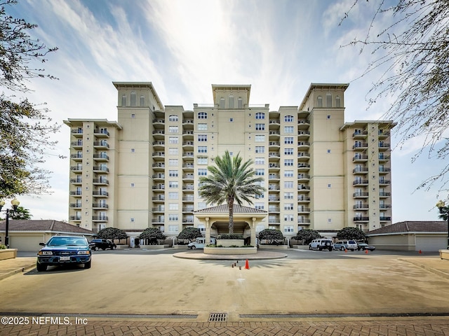 view of apartment building / complex