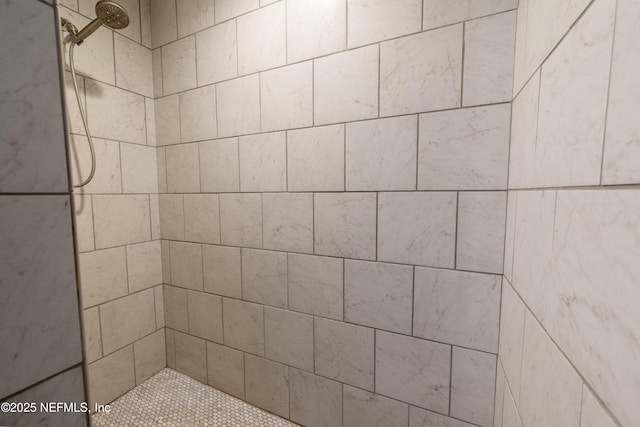 bathroom featuring a tile shower