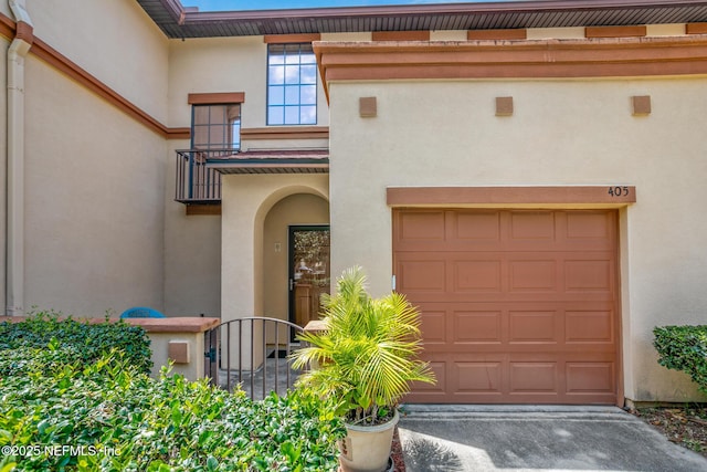 view of exterior entry with stucco siding