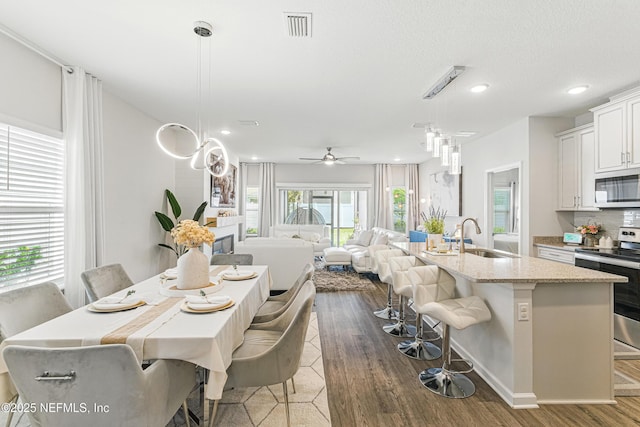 437 Narrowleaf Dr, Saint Johns, FL 32259 - kitchen featuring white microwave, a sink, stainless steel electric range, an island with sink, and a kitchen breakfast bar