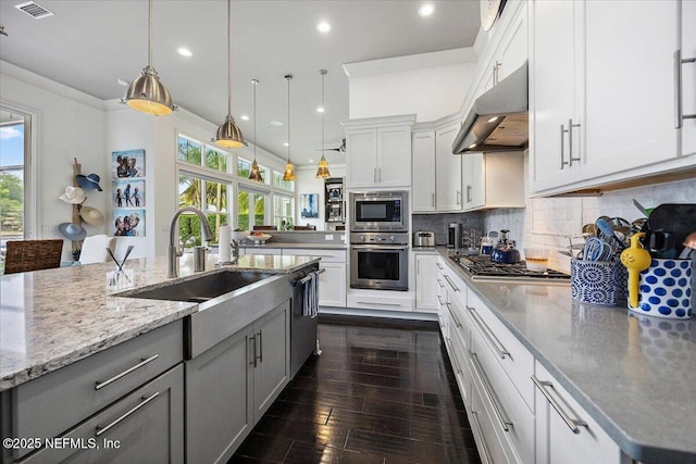 231 N Roscoe Blvd, Ponte Vedra Beach, FL 32082 - kitchen featuring appliances with stainless steel finishes, under cabinet range hood, a sink, gray cabinets, and crown molding