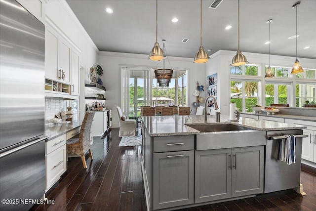 231 N Roscoe Blvd, Ponte Vedra Beach, FL 32082 - kitchen featuring stainless steel appliances, a sink, gray cabinets, dark wood-style floors, and a kitchen island with sink