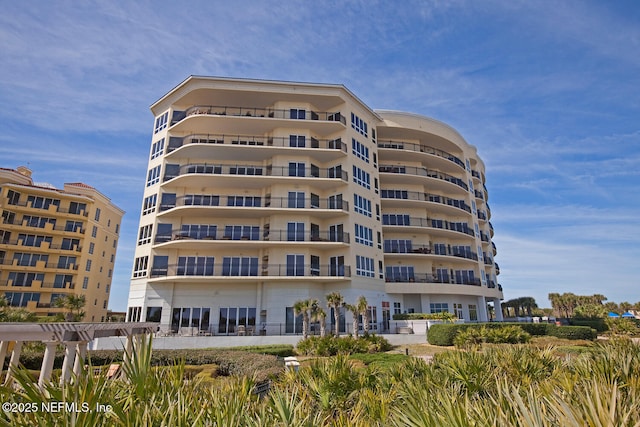 view of apartment building / complex