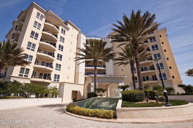 view of apartment building / complex
