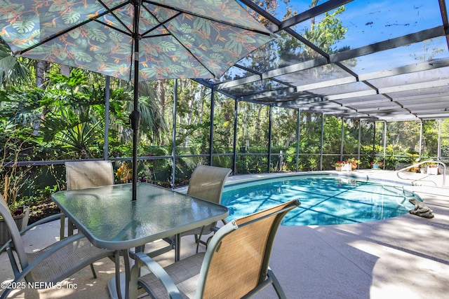 445 W Mill Chase Ct, Ponte Vedra Beach, FL 32082 - swimming pool with a patio, glass enclosure, and outdoor dining space