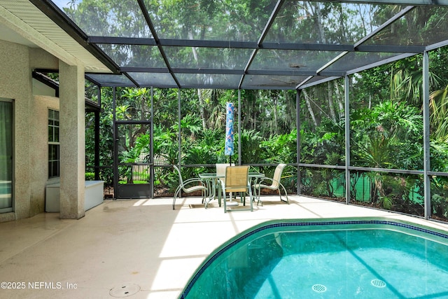 445 W Mill Chase Ct, Ponte Vedra Beach, FL 32082 - swimming pool featuring a patio area, glass enclosure, and outdoor dining space