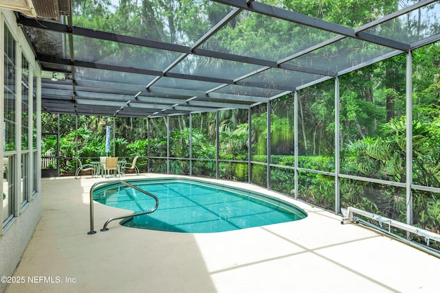 445 W Mill Chase Ct, Ponte Vedra Beach, FL 32082 - swimming pool with a patio and glass enclosure