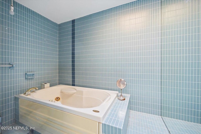 7868 Woodsdale Ln, Jacksonville, FL 32256 - bathroom featuring tile walls and a jetted tub