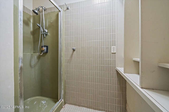 7868 Woodsdale Ln, Jacksonville, FL 32256 - full bath with a tile shower