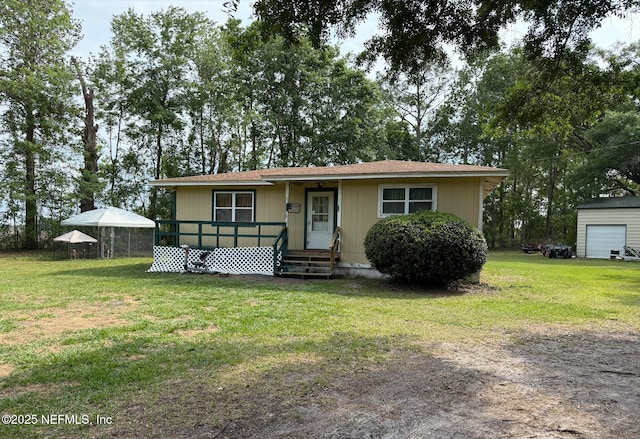 view of front of home featuring a front lawn and a detached garage