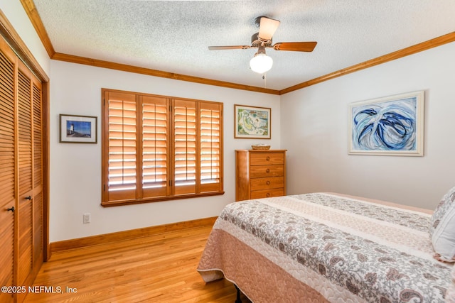 130 Woodbury Trl, Satsuma, FL 32189 - bedroom featuring a closet, wood finished floors, crown molding, a textured ceiling, and ceiling fan