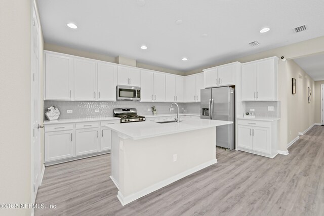618 Honeycomb Trl, Saint Augustine, FL 32095 - kitchen featuring appliances with stainless steel finishes, a sink, light wood-style flooring, light countertops, and recessed lighting