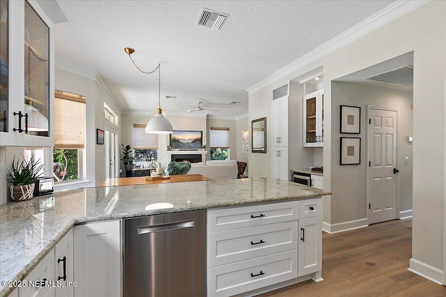 12768 Cattail Pond Cir S, Jacksonville, FL 32224 - kitchen with a peninsula, a ceiling fan, ornamental molding, white cabinets, and wood finished floors