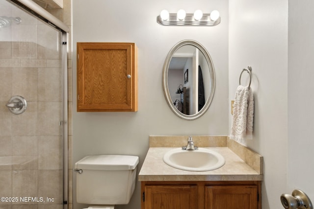 full bath with tiled shower, toilet, and vanity