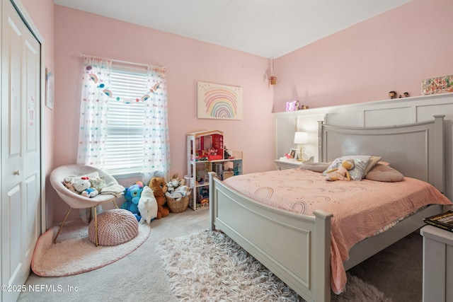 bedroom featuring carpet flooring and a closet