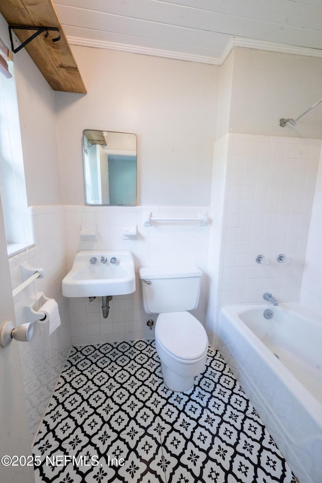 1525 E Call St, Starke, FL 32091 - full bath featuring crown molding, tile walls, toilet, a sink, and wainscoting