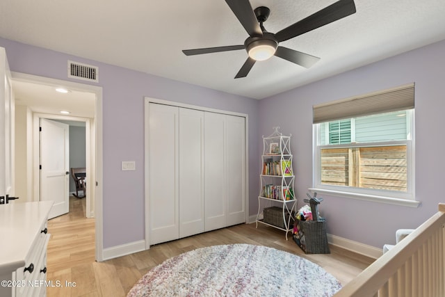 bedroom featuring light wood-style floors, baseboards, a closet, a ceiling fan, and recessed lighting