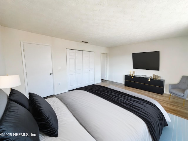 5201 Atlantic Blvd Unit 299, Jacksonville, FL 32207 - bedroom with wood finished floors, a closet, baseboards, and a textured ceiling
