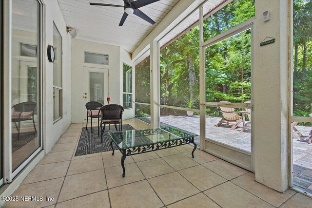 sunroom with ceiling fan