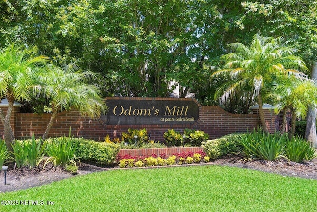 community / neighborhood sign featuring a lawn
