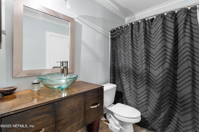 full bath with a textured wall, toilet, vanity, and curtained shower