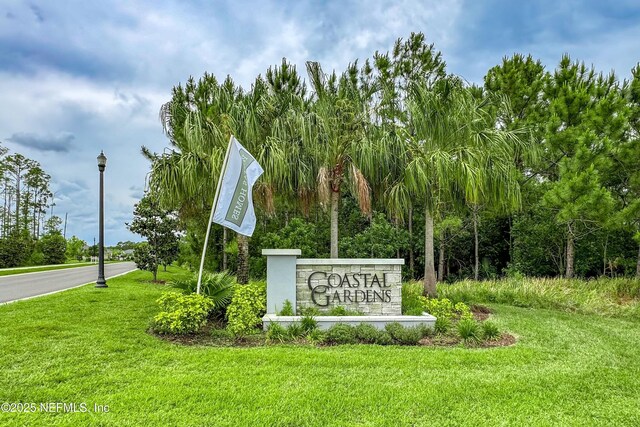 community sign with a lawn