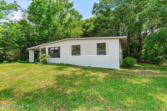 view of front of home with a front lawn