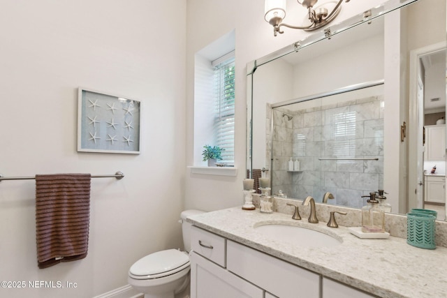 95282 Summerwoods Cir Unit 608, Fernandina Beach, FL 32034 - full bathroom with a tile shower, toilet, vanity, and a chandelier