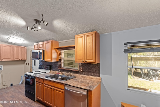 112 Sculpin Dr, Florahome, FL 32140 - kitchen with appliances with stainless steel finishes, a sink, backsplash, and a textured ceiling