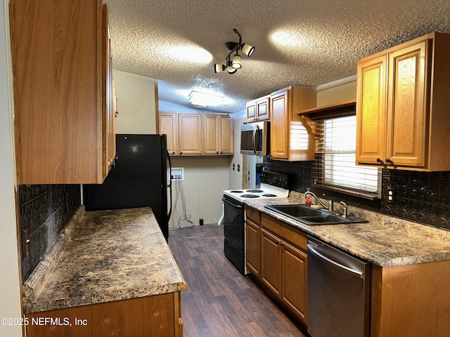 112 Sculpin Dr, Florahome, FL 32140 - kitchen featuring appliances with stainless steel finishes, a sink, a textured ceiling, dark wood finished floors, and tasteful backsplash