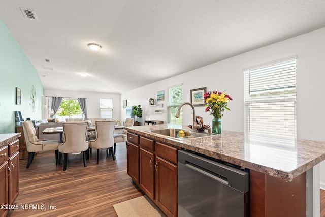 2840 Buck Creek Pl, Green Cove Springs, FL 32043 - kitchen featuring dishwasher, a sink, open floor plan, dark wood-type flooring, and vaulted ceiling