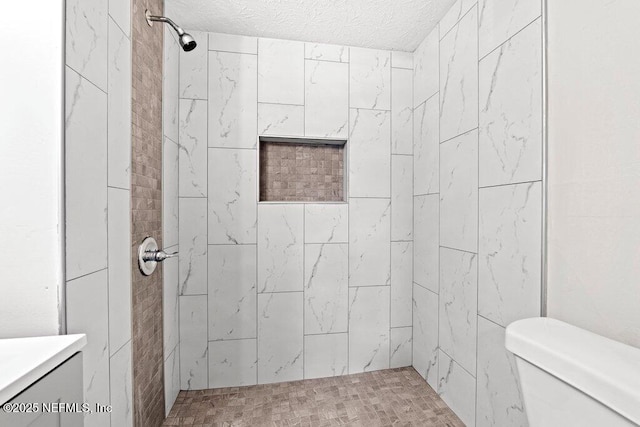 4504 Lincrest Dr S, Jacksonville, FL 32208 - bathroom with a tile shower, toilet, and a textured ceiling
