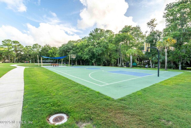 33 Loggerhead Ln, Ponte Vedra Beach, FL 32082 - view of basketball court featuring community basketball court, a yard, and view of wooded area